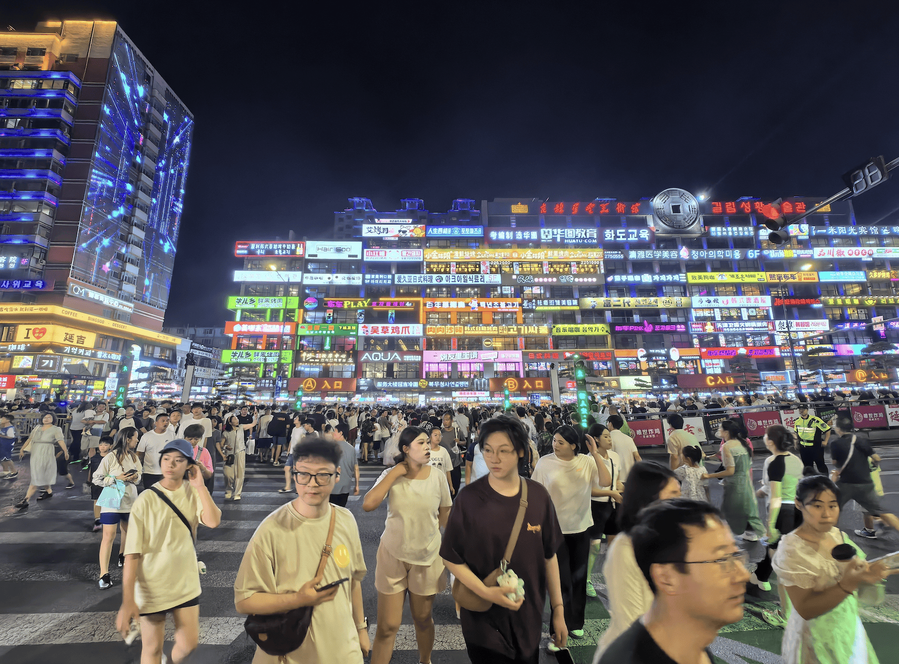 政治局会议定调促消费：扩大商品消费同时，培育服务消费新增长点