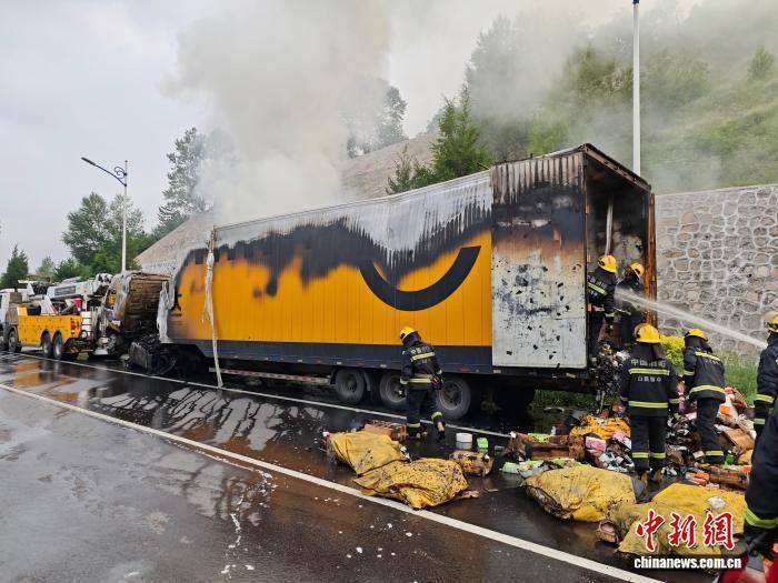 二广高速山西太长段：物流车隧道内起火 230人被紧急疏散