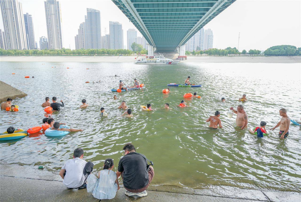 武汉多部门联合行动并提醒市民：远离两江通航水域，莫让消暑变险情
