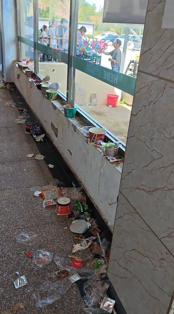 河北服务区垃圾成灾,游客被迫蹲台阶就餐?当地回应