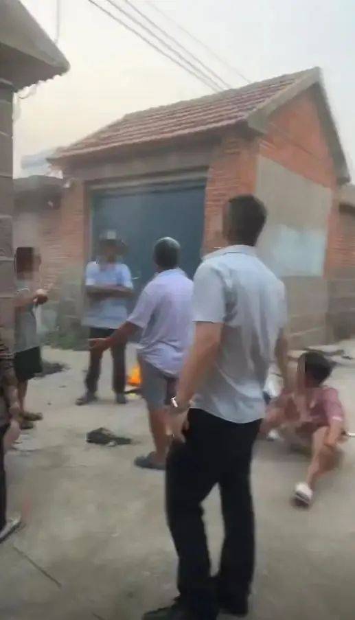 34岁女子再找男友后,被赌徒前夫当儿子面残忍杀害;死者弟弟:姐姐曾卖房替他还赌债