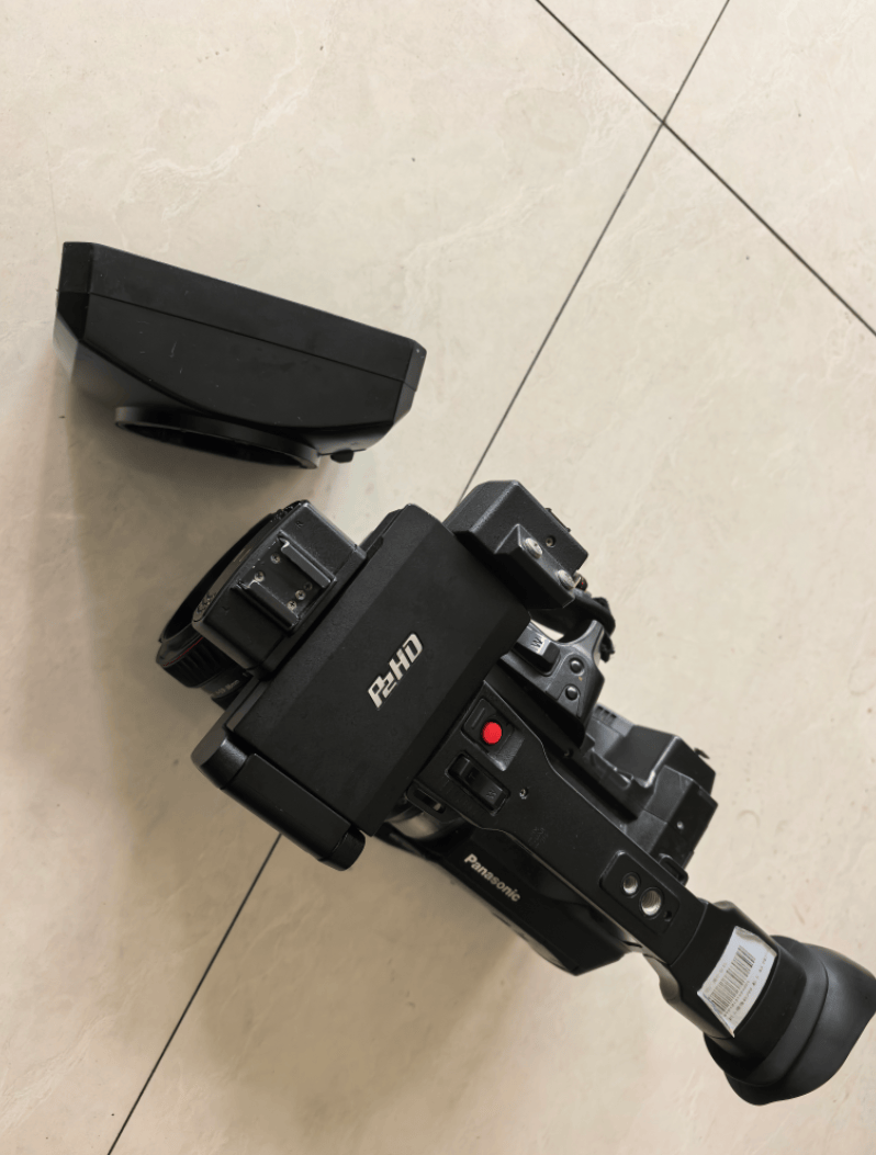 愤怒！昆明电视台女记者采访时被打 摄像机遭损坏