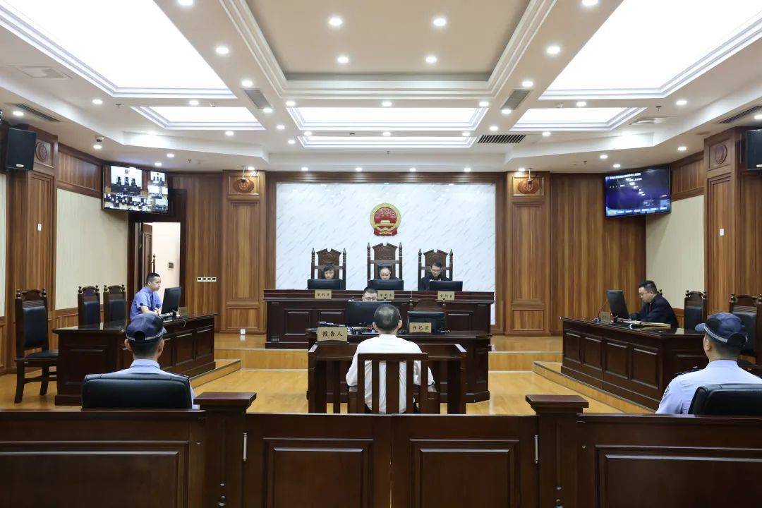 贵阳一支队长受贿1078万余元，为维系关系和提拔15次给同一人送钱