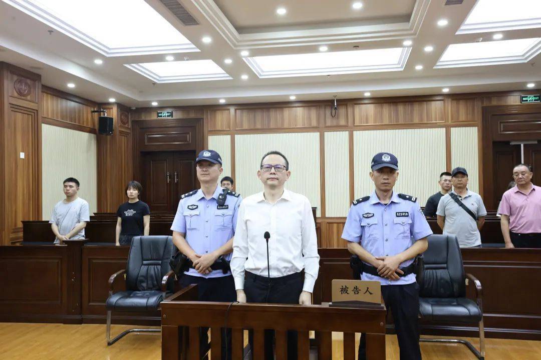 贵阳一支队长受贿1078万余元，为维系关系和提拔15次给同一人送钱