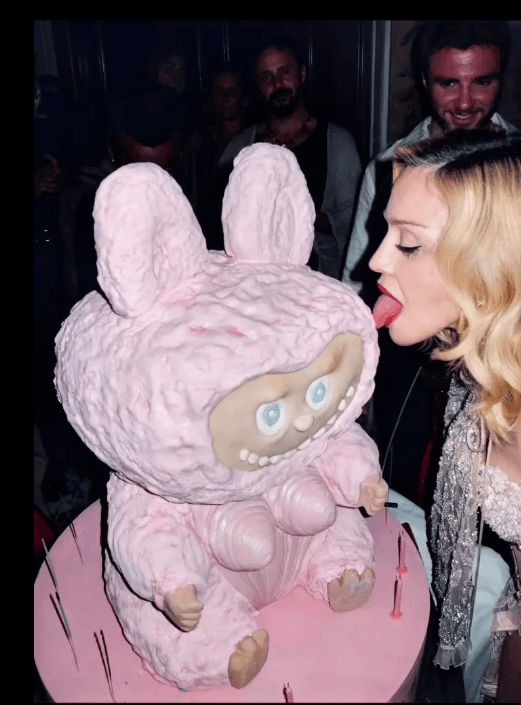 67岁生日麦当娜与鲜肉男友同吃Labubu蛋糕，造型致敬子弹胸罩