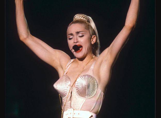 67岁生日麦当娜与鲜肉男友同吃Labubu蛋糕，造型致敬子弹胸罩