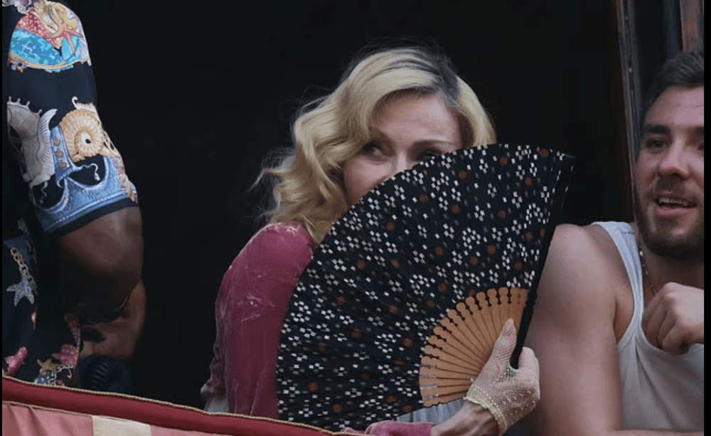 67岁生日麦当娜与鲜肉男友同吃Labubu蛋糕，造型致敬子弹胸罩