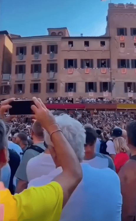 67岁生日麦当娜与鲜肉男友同吃Labubu蛋糕，造型致敬子弹胸罩