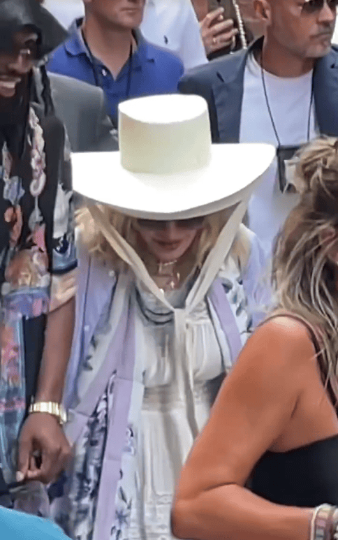 67岁生日麦当娜与鲜肉男友同吃Labubu蛋糕，造型致敬子弹胸罩