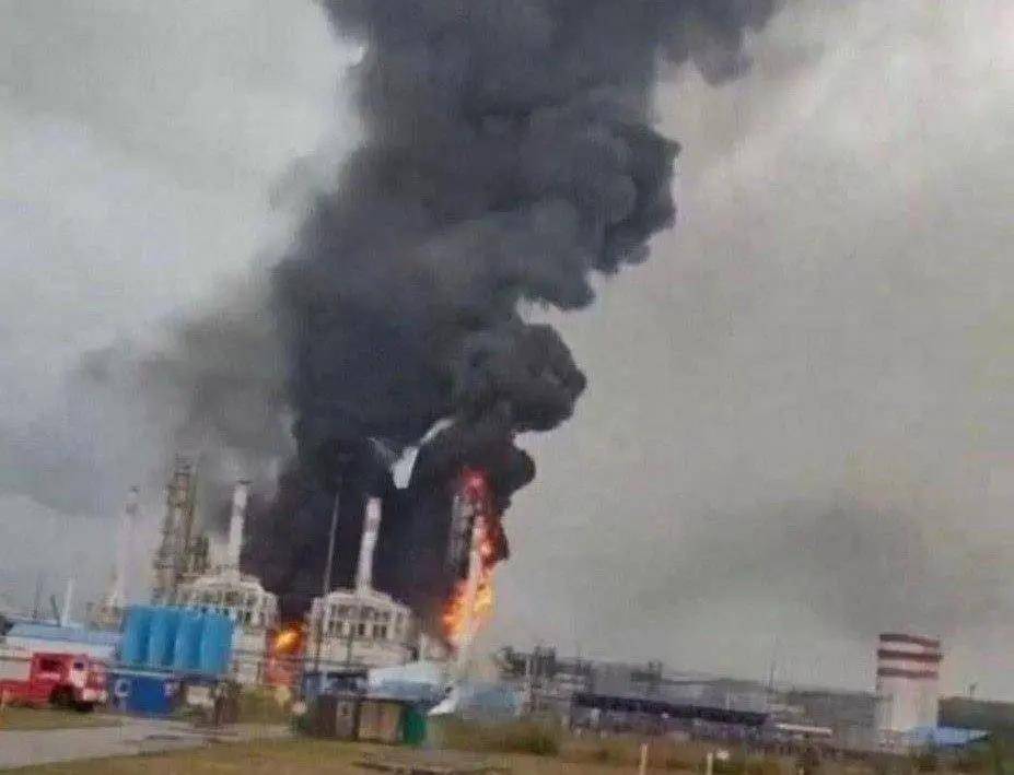 准备同归于尽?乌克兰为庆祝独立日亮出王炸底牌,俄核电站又被炸