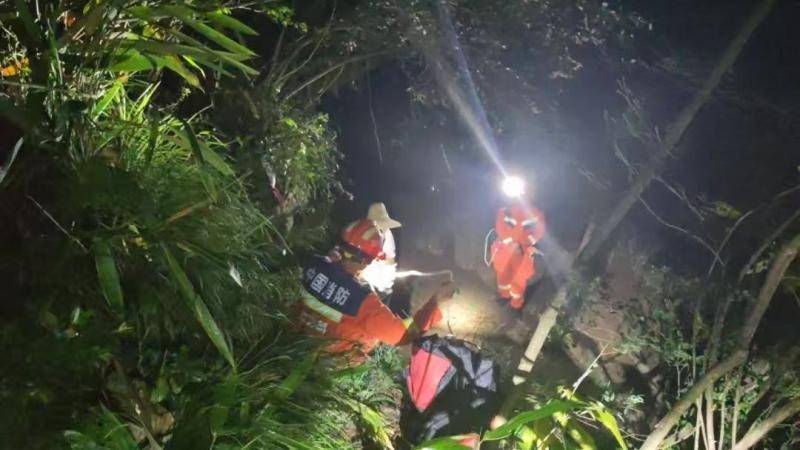 湖北宜昌一男子进山放松心情被困 消防员8小时翻山越岭救援