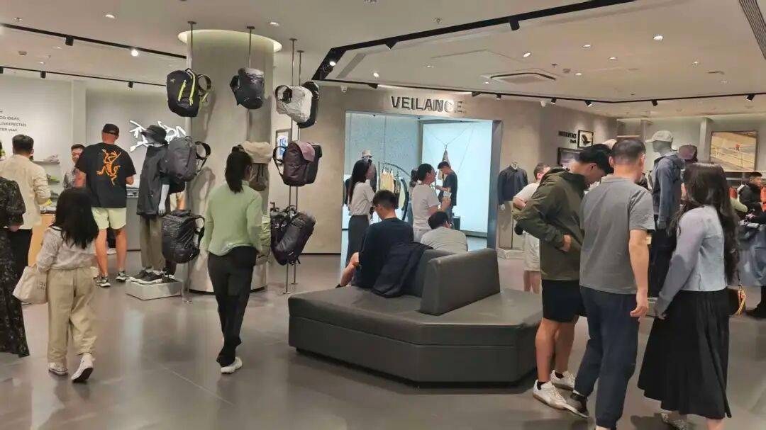 实探始祖鸟门店,硬壳冲锋衣均价在5000元至8000元之间,店员:生意未受“烟花秀”影响