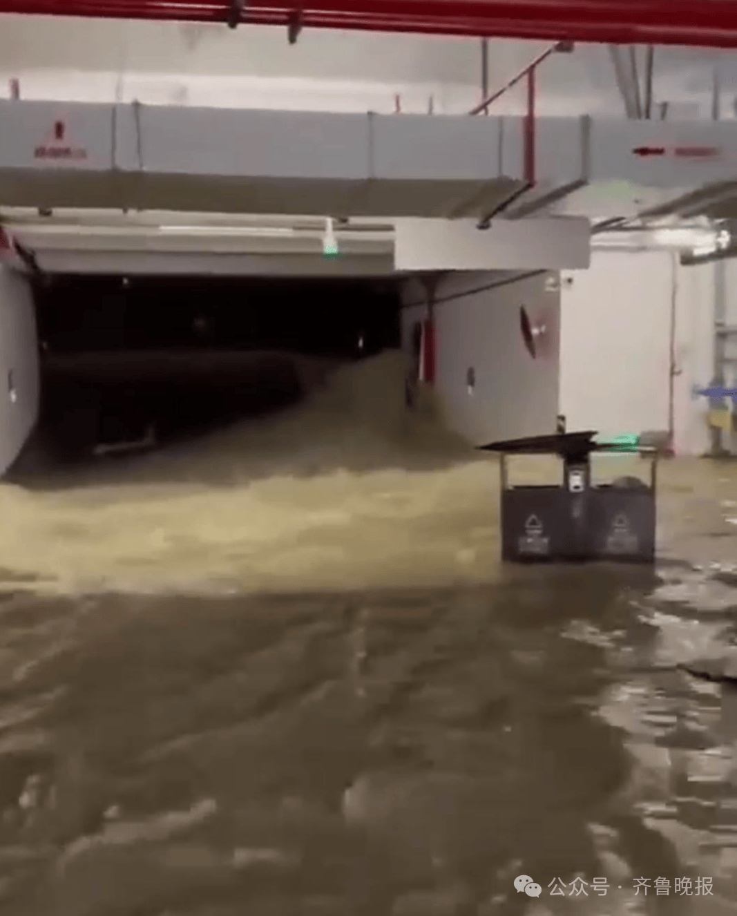 小区业主私自挖地下室，致河道挖穿地下车库被淹？官方回应