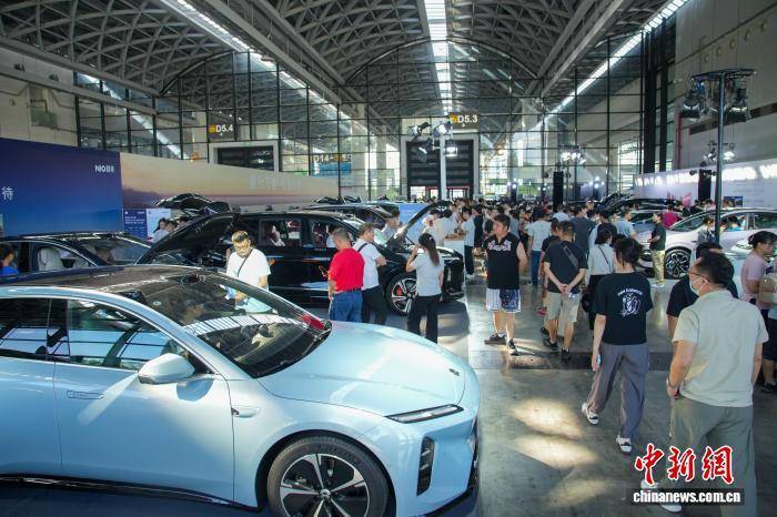 广西南宁国庆车展人气旺 民众观展试乘忙