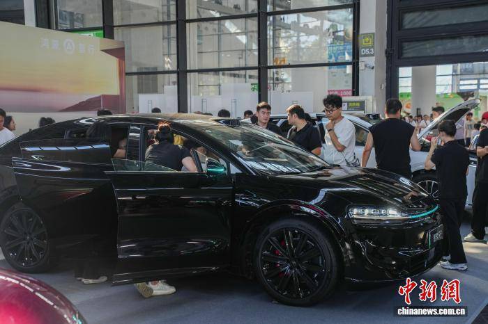 广西南宁国庆车展人气旺 民众观展试乘忙