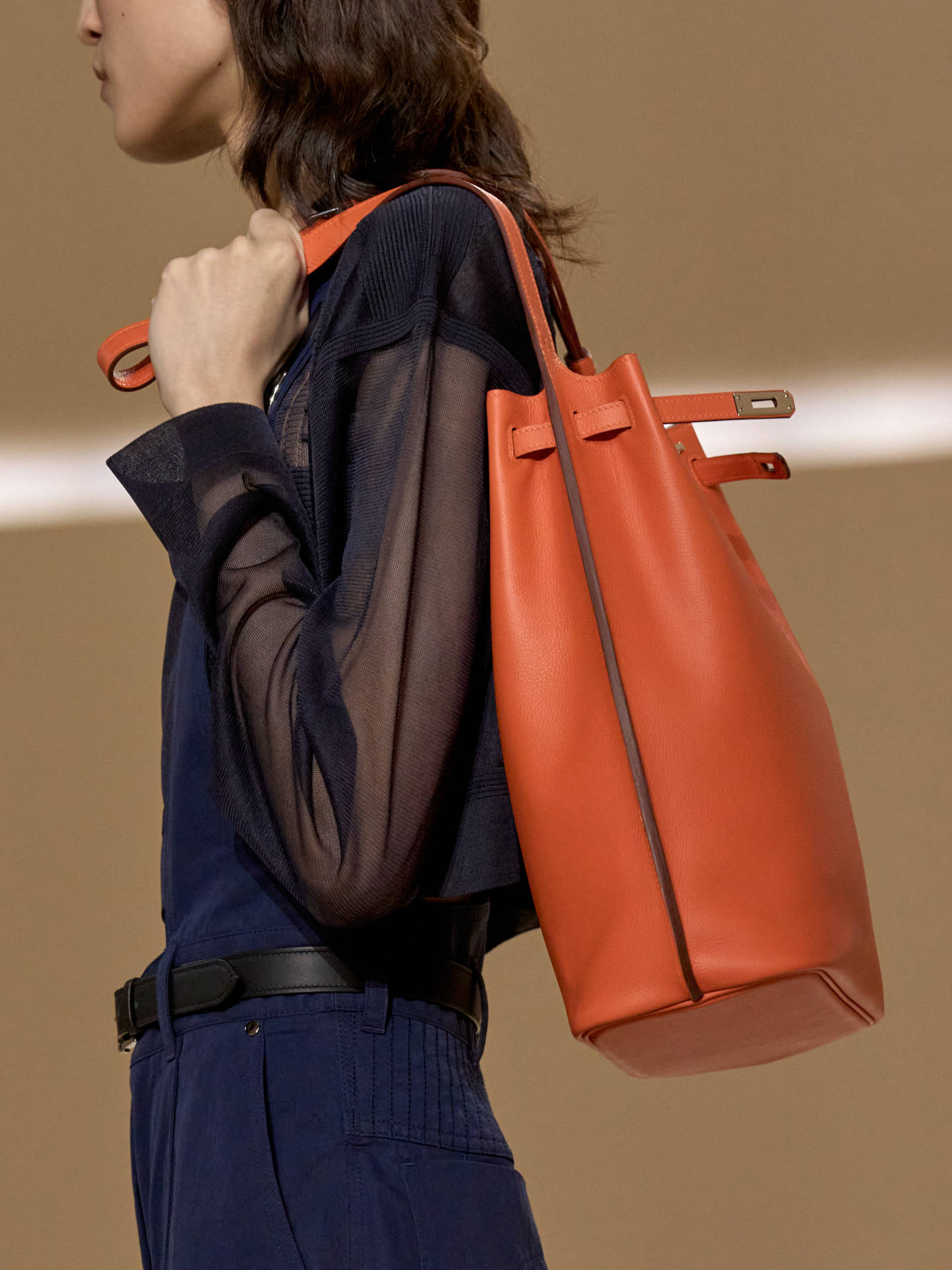 爱马仕秀场变沙滩，丝巾变上衣、亮色包袋注入新活力！