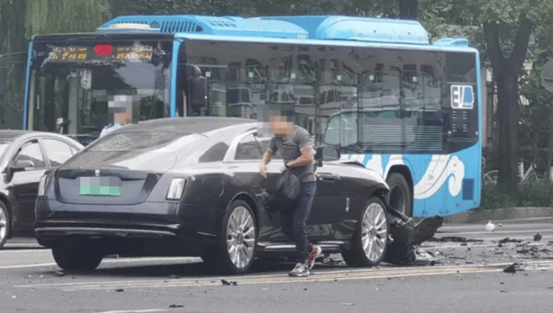 “劳斯莱斯逆行车祸”事件白车家属发声:“丈夫多处骨折!往后日子不知道怎么过”,陈震深夜再道歉,并回应“我方律师会全力配合”