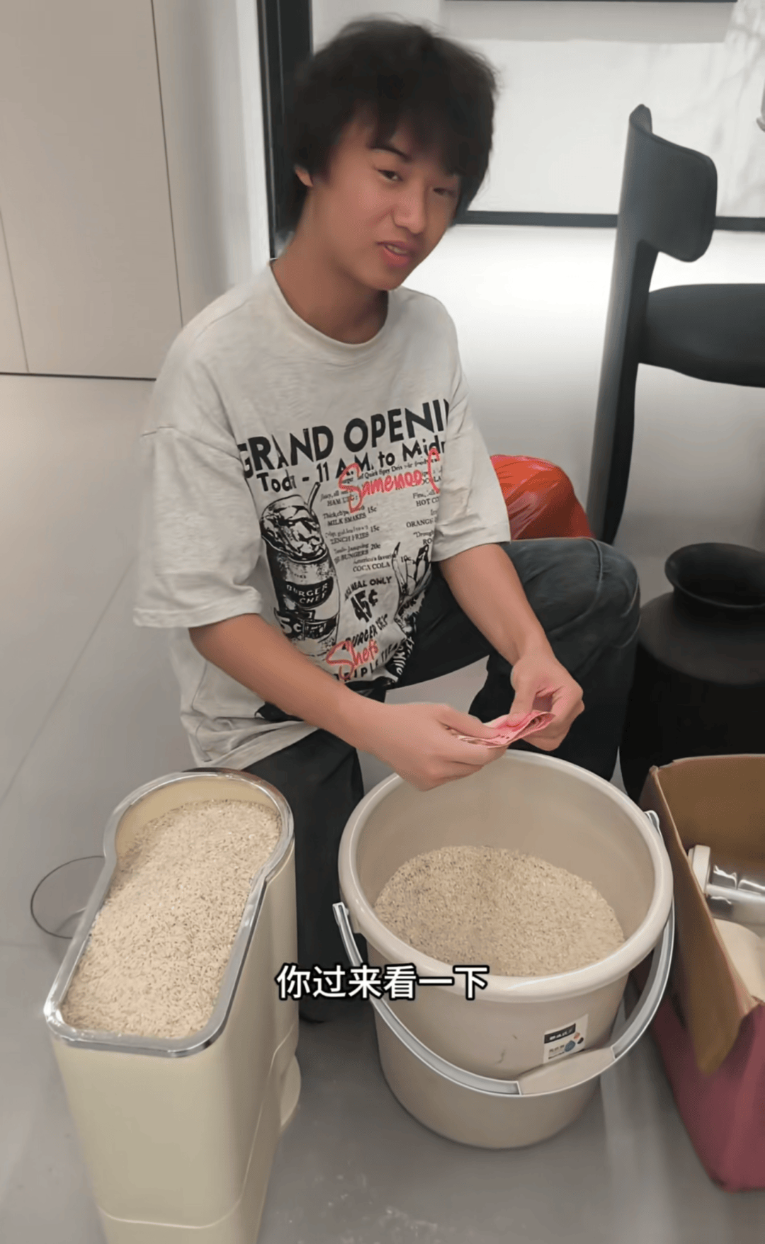 长沙女子双节返程发现母亲在大米里藏了1000元现金，“世界上最爱你的永远是妈妈”