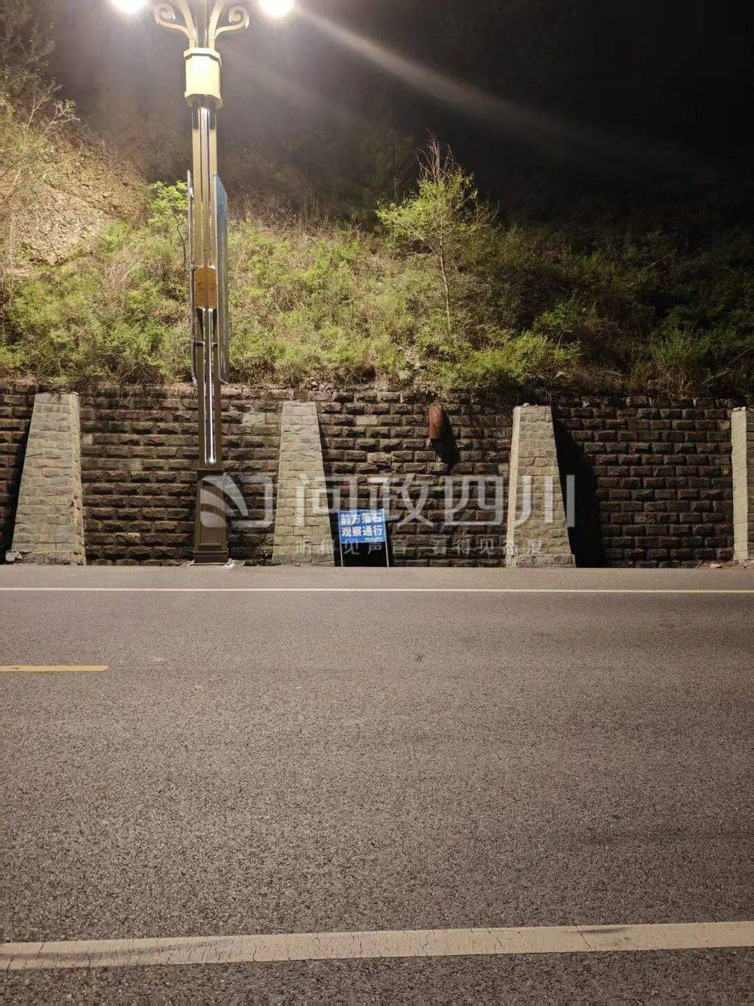 游客自驾游遇落石砸车，问政“索赔”遭拒：属意外，无相关单位负责，律师解读→