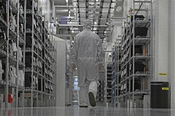 美国把刀架在脖子上了，这样干就是去送死