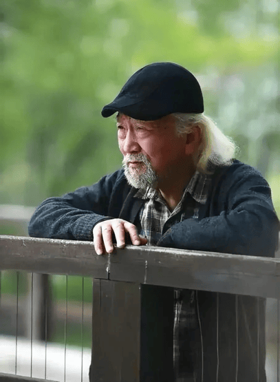 考古｜曝78岁李保田近况！找人维修窗户喝10元桶装水，生活超朴素！